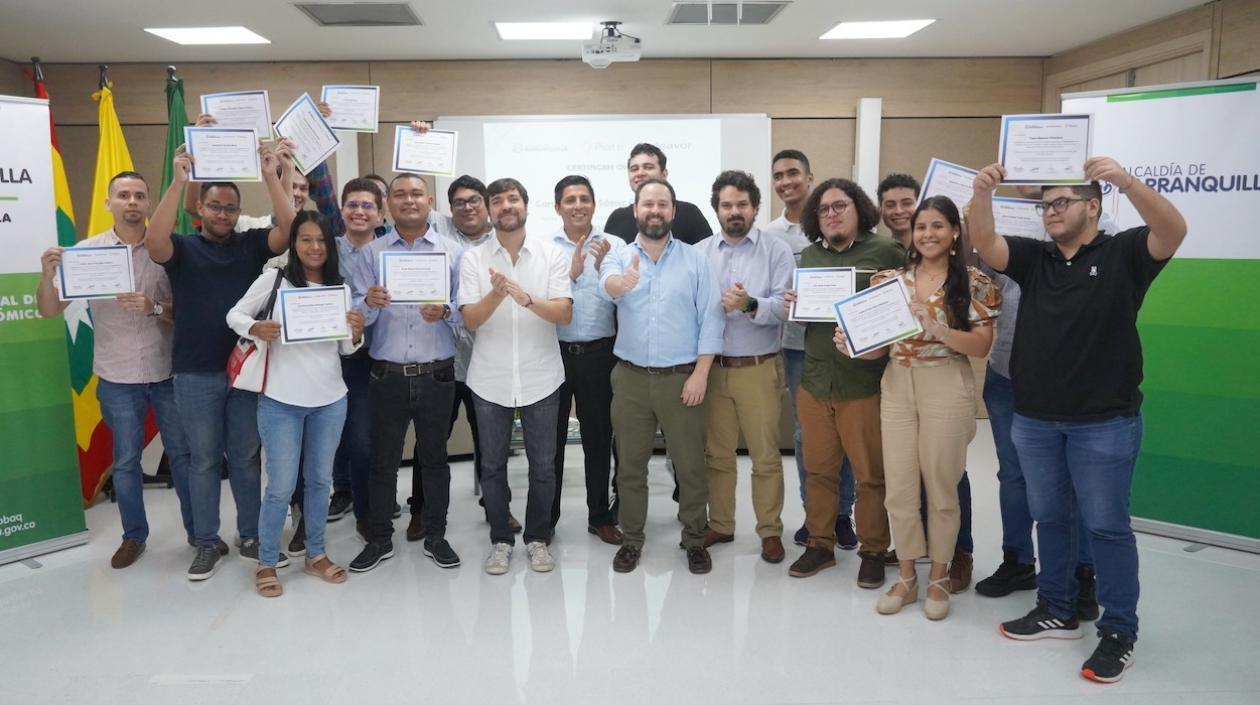 El Alcalde Jaime Pumarejo con un grupo de jóvenes.