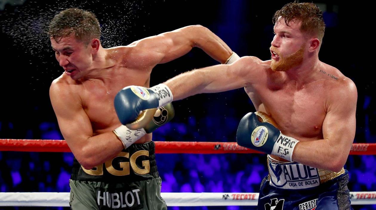 Saúl 'Canelo' Álvarez, boxeador mexicano, conecta golpe al kazajo Gennady Golovkin