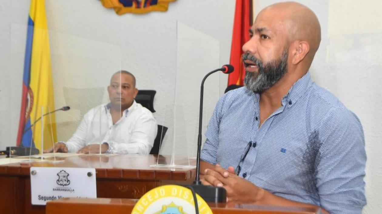 El Secretario de Hacienda, Gustavo Rocha, sustentando la solicitud.