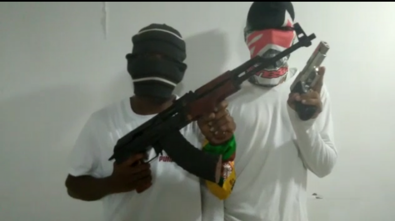 Encapuchados lanzando amenazas en Rebolo.