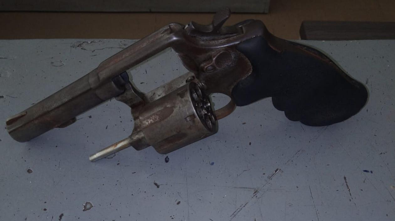Arma de fuego encontrada al presunto responsable.