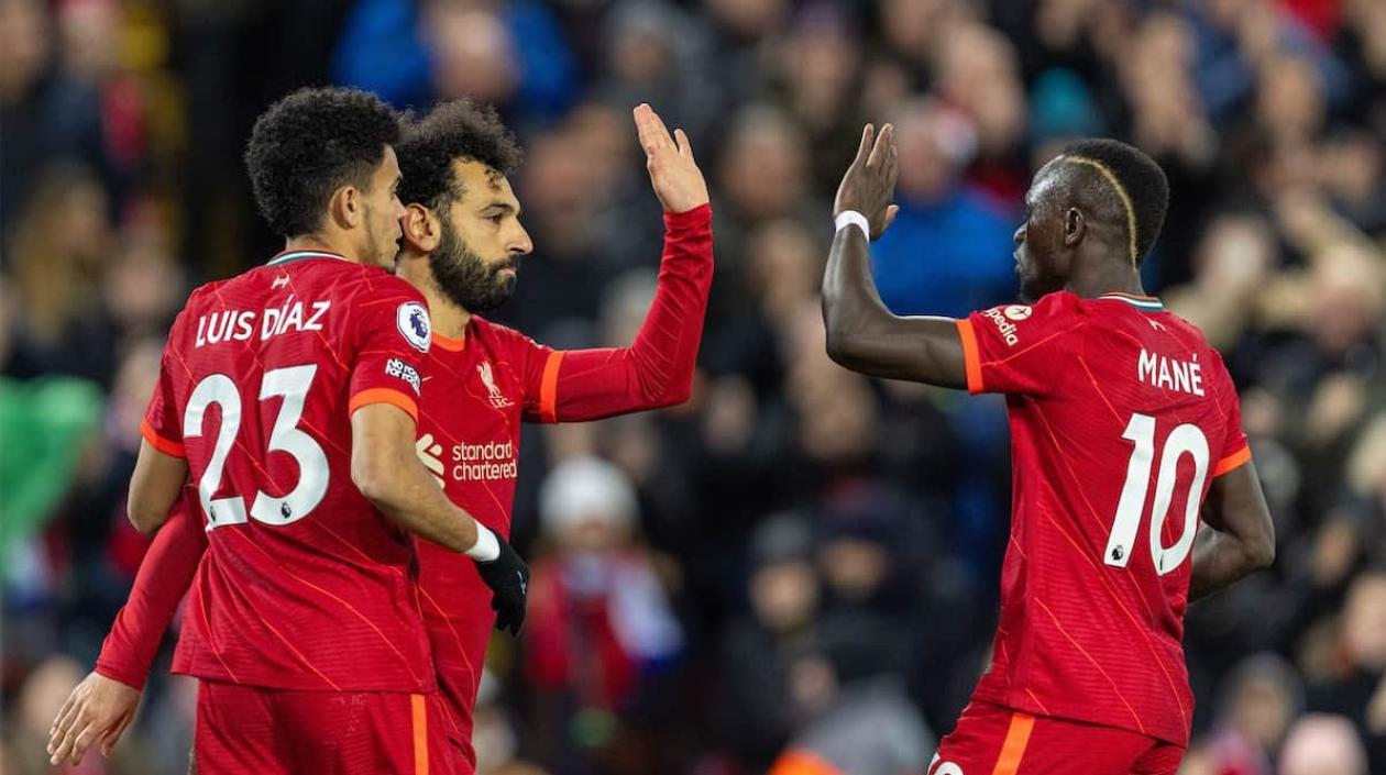 Luis Díaz celebra con Mohamed Salah y Sadio Mané. 