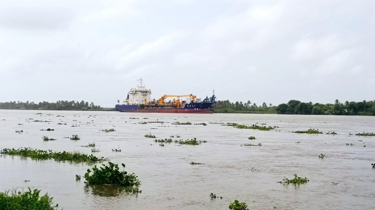 La draga china fondeada en el sector de Las Flores.