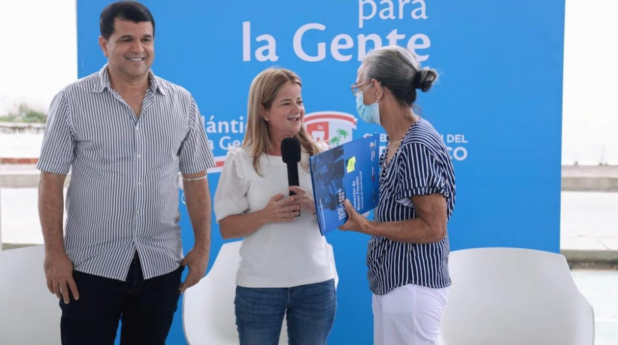 La Gobernadora Elsa Noguera entregado el título a una beneficiaria.