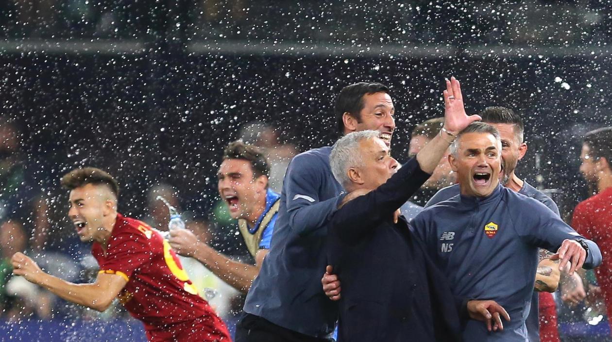 José Mourinho celebra el título. 