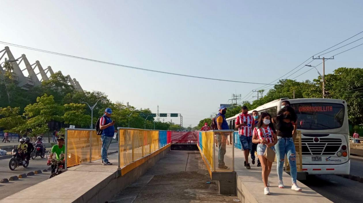Plataforma especial de Transmetro frente al Estadio Metropolitano.