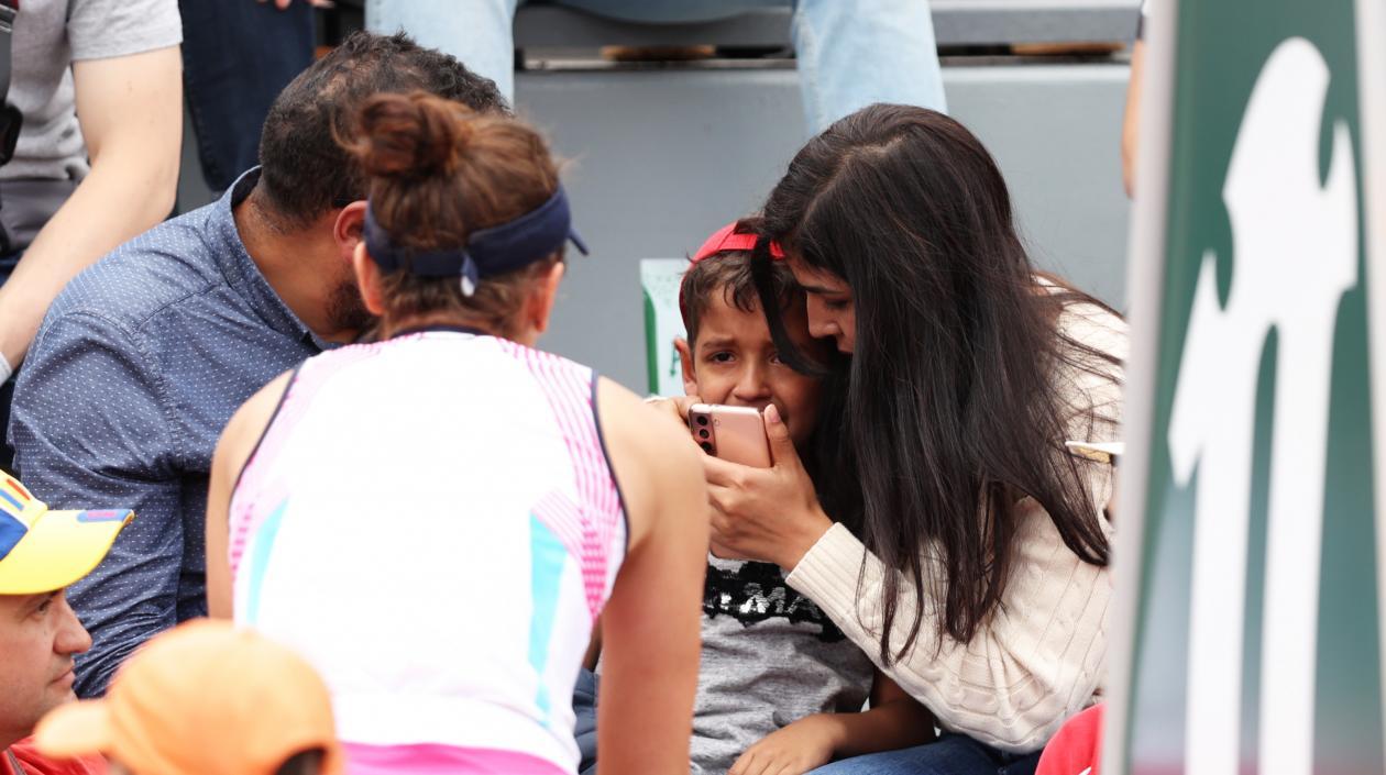 Irina-Camelia Begu trata de consolar al niño que le pegó. 