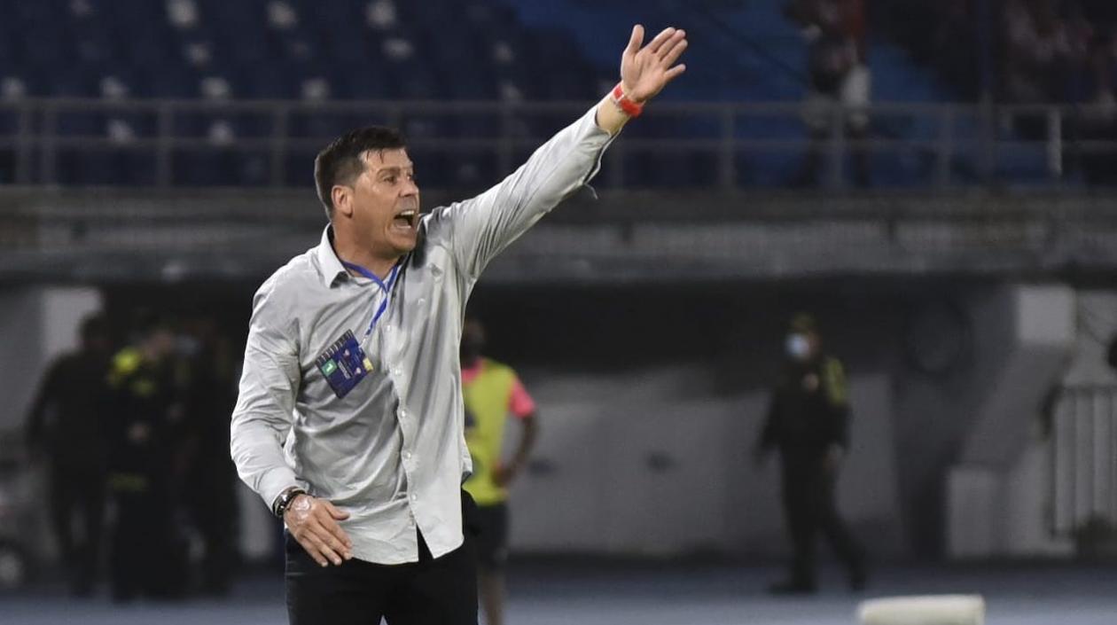 El DT Juan Cruz Real en el partido de esta noche.