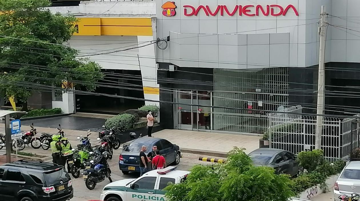 La Policía en la parte externa del banco. 