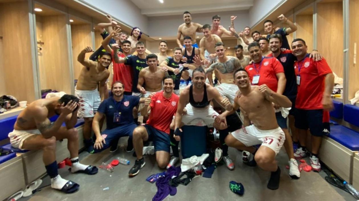 Jugadores del Unión celebran en el camerino. 
