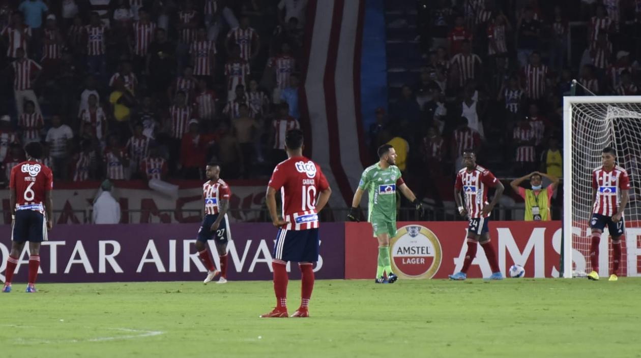 Jugadores de Junior no entienden la derrota. 