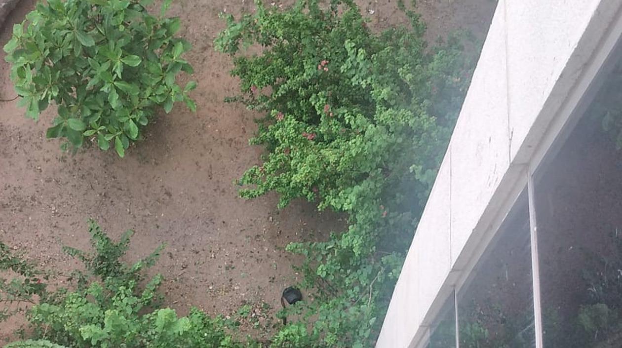 El cuerpo del hombre quedó tendido en este lugar del Centro Cívico. 