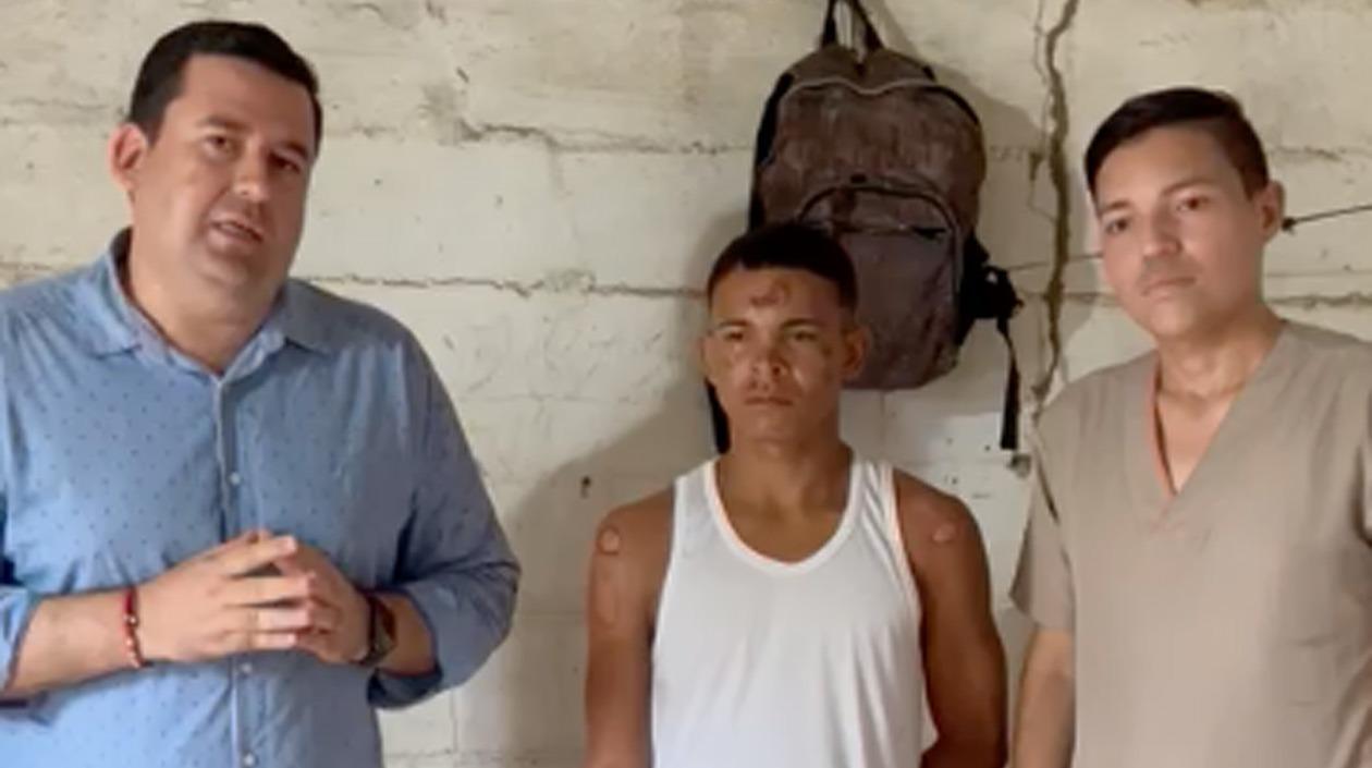 El mantero herido junto con el alcalde de Sabanagrande. 