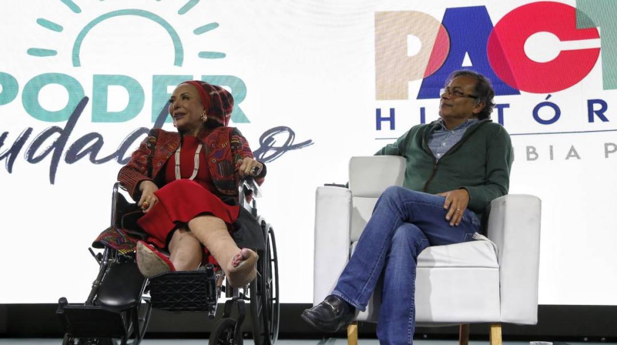 Una foto de hace unos meses, en que se ve a Piedad Córdoba y a Gustavo Petro.