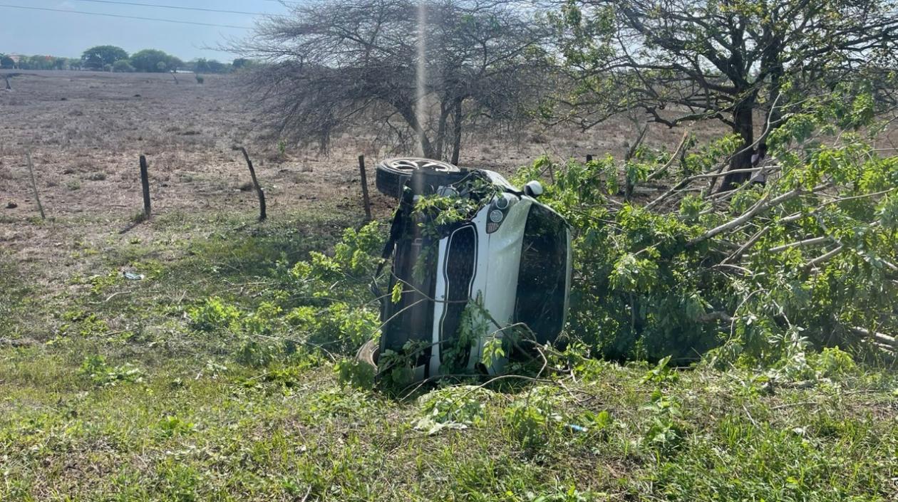 Vehículo volcado tras el accidente en la Vía al Mar. 