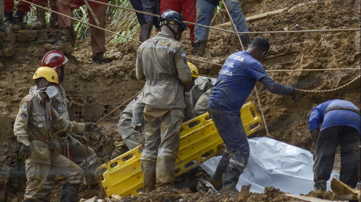 Rescatistas continúan con sus labores.