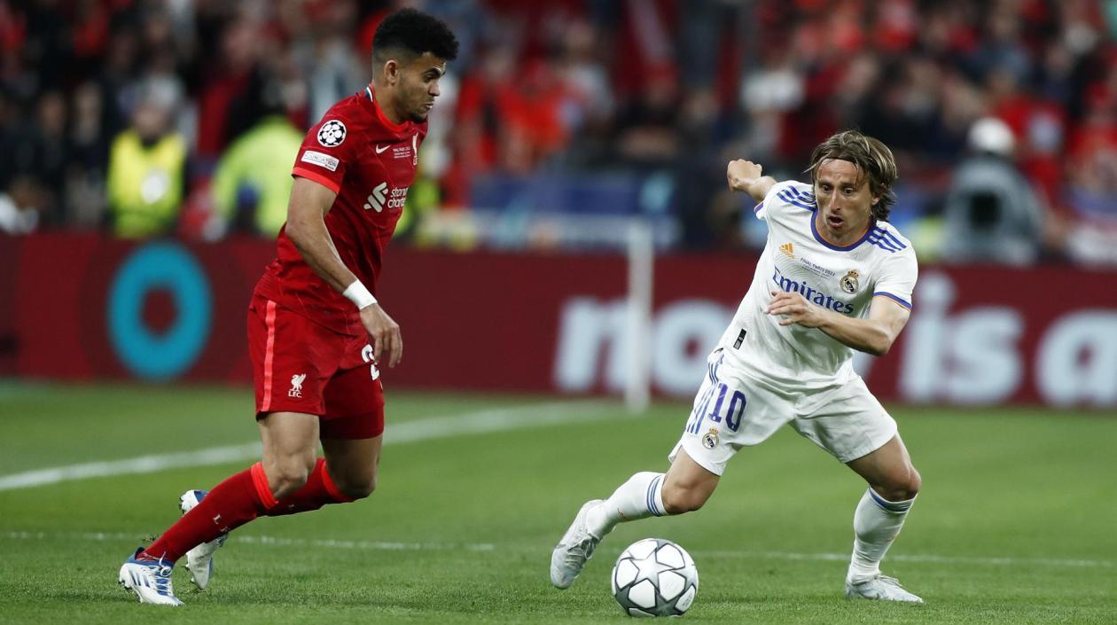 Luis Díaz ante la marca de Luka Modric. 