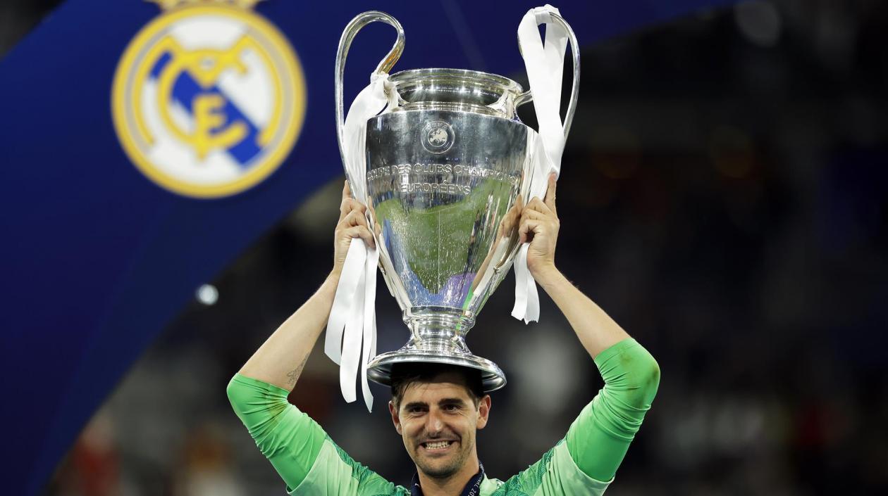 Thibaut Courtois levanta el trofeo de campeón. 