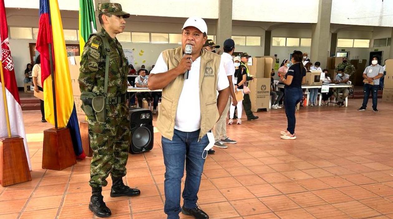 Las autoridades electorales vigilando el proceso en el municipio de Sabanalarga.