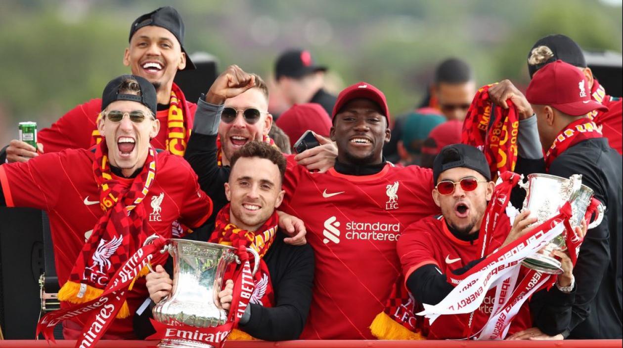 Luis Díaz con uno de los trofeos ganados en la temporada. 