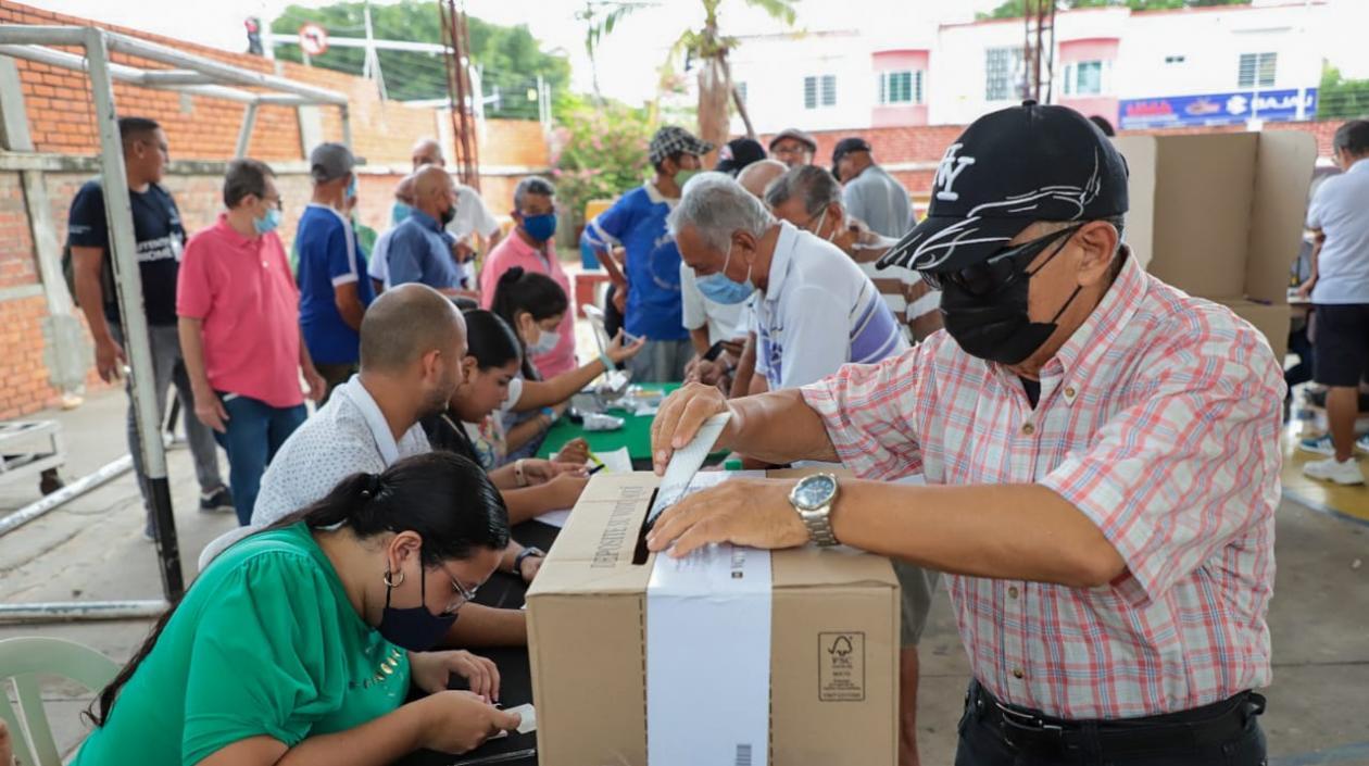 Ciudadano en Barranquilla ejerce su derecho al voto. 