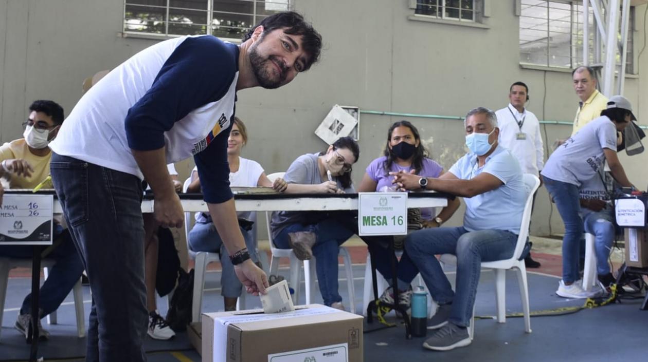 El Alcalde de Barranquilla, Jaime Pumarejo, depositando su voto.