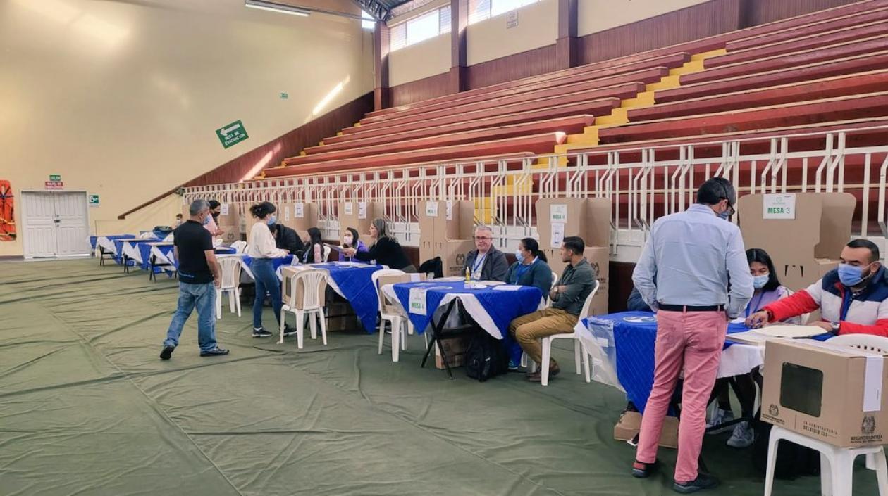 El Cónsul General de Colombia en Quito, Juan Carlos Rojas, inaugura la jornada de votación de hoy en el Colegio Benalcazar en la capital de Ecuador.  