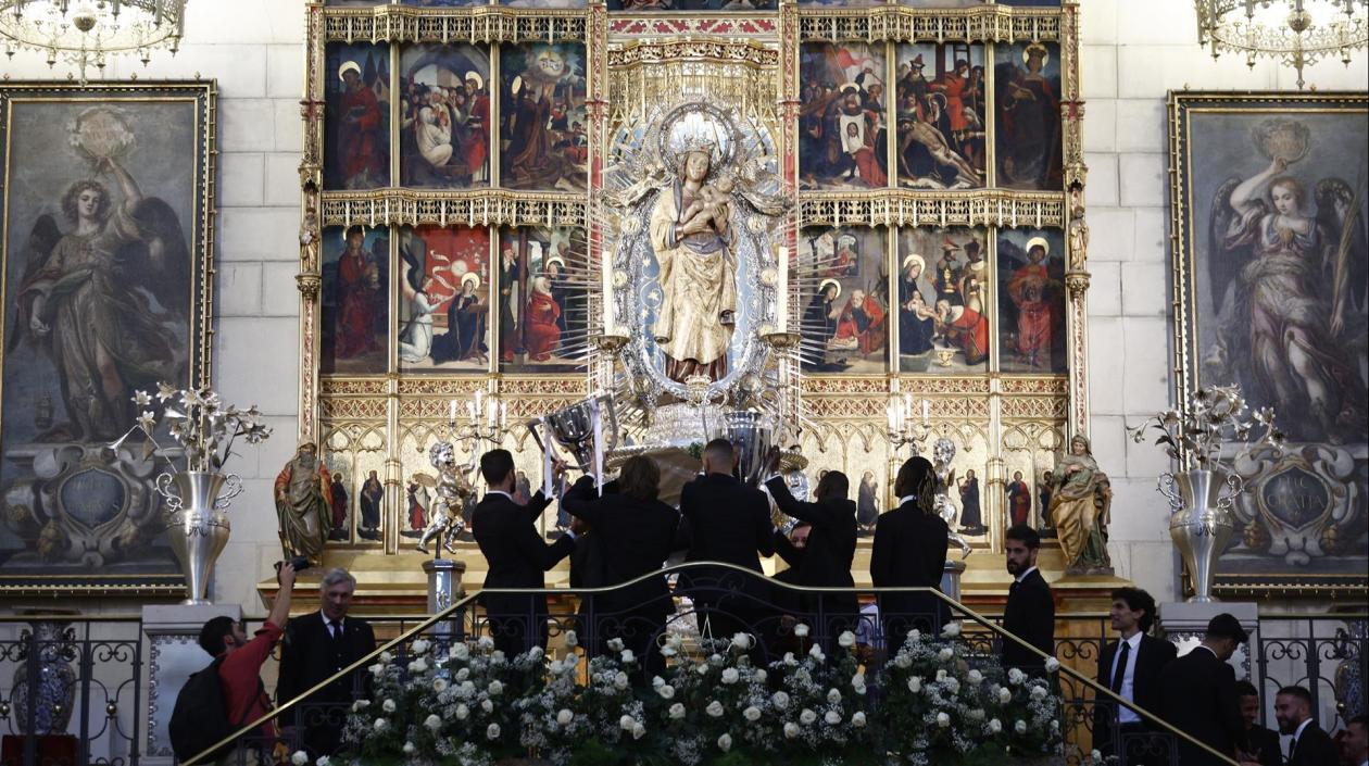 Jugadores del Real Madrid ofrecen el trofeo a la Virgen.
