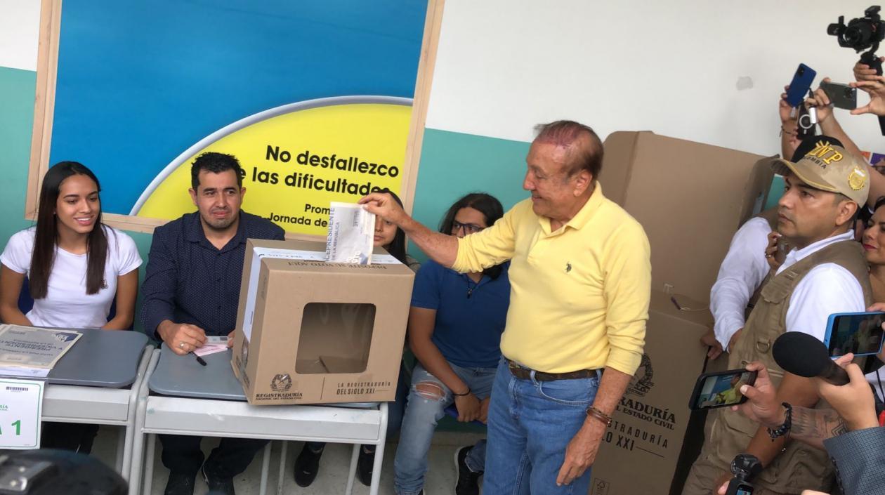 Rodolfo Hernández ejerce su derecho al voto. 