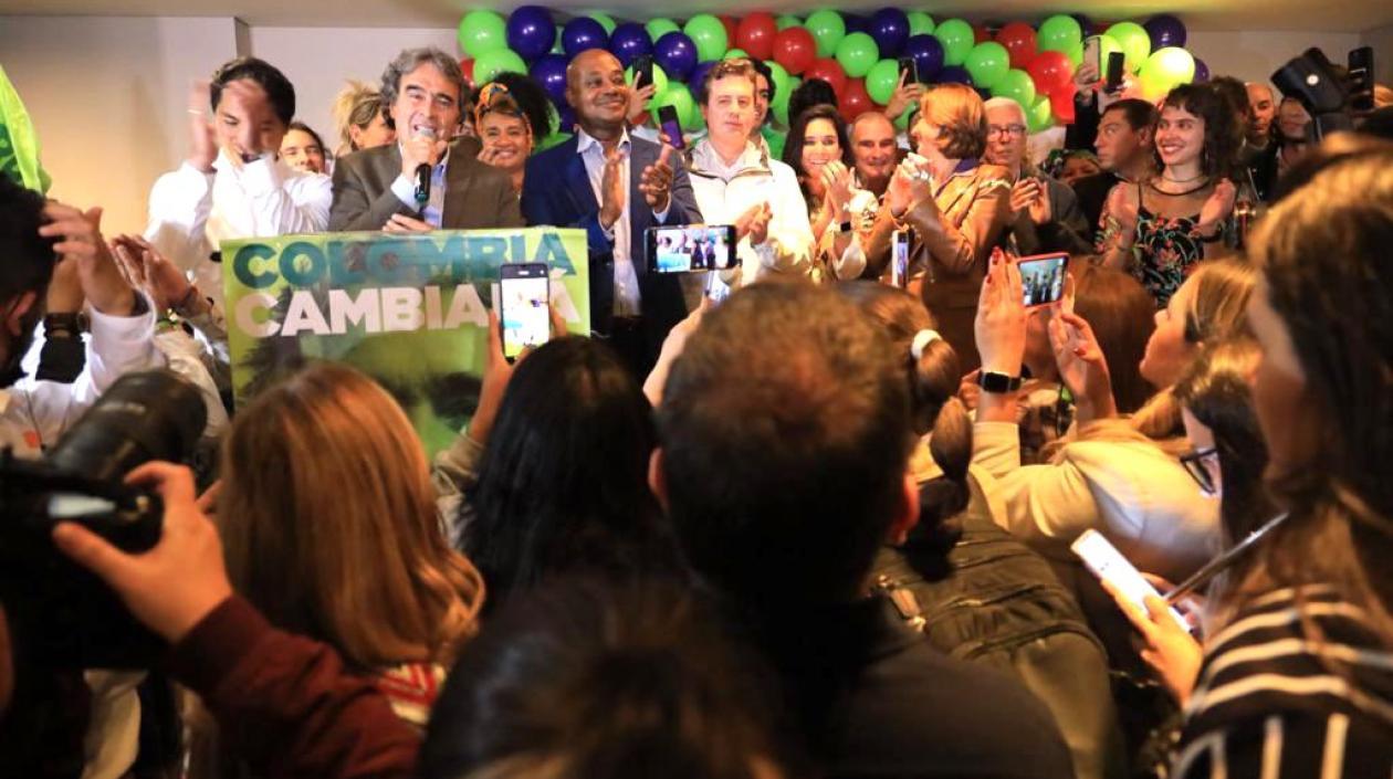 El excandidato Sergio Fajardo con miembros de la Coalición Centro Esperanza.