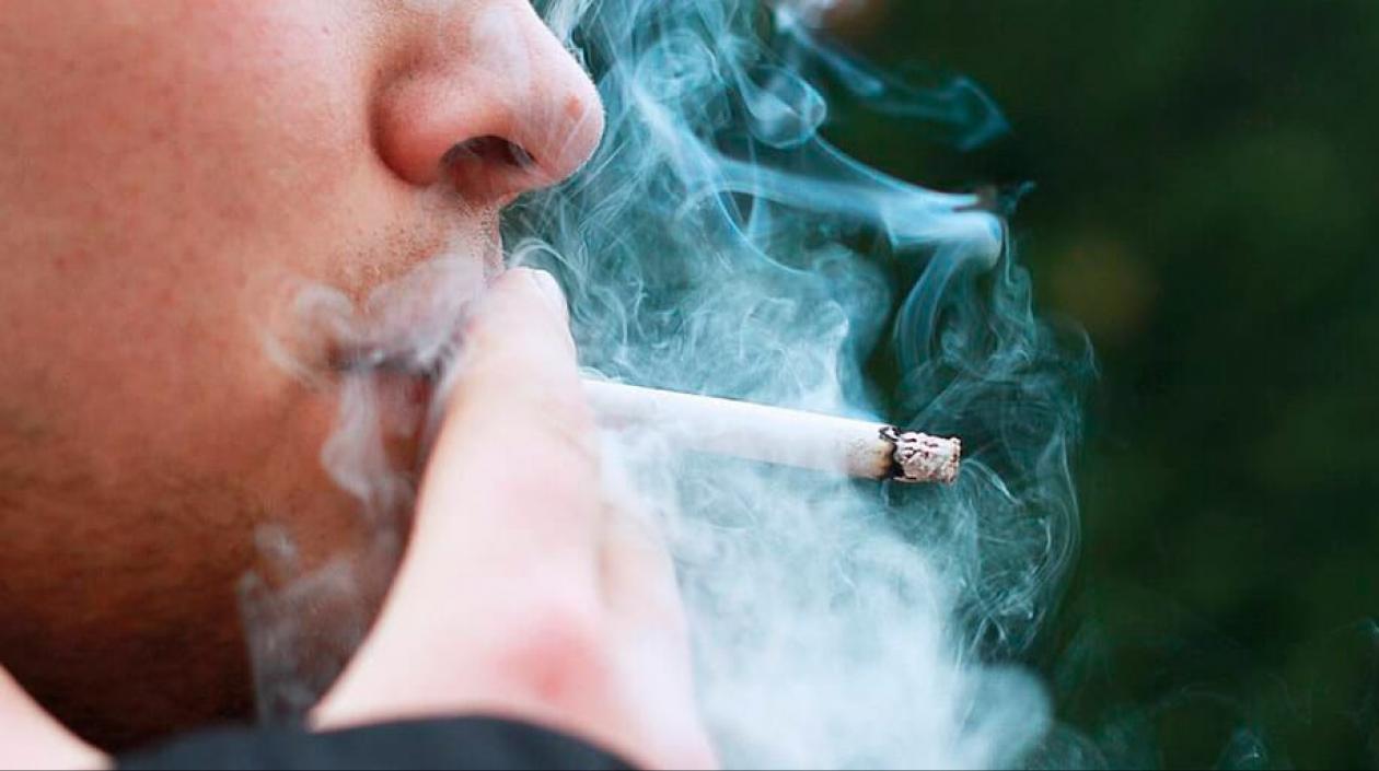 En algunos países el gobierno legislaron para que la industria del tabaco pague el costo de la limpieza de sus residuos.