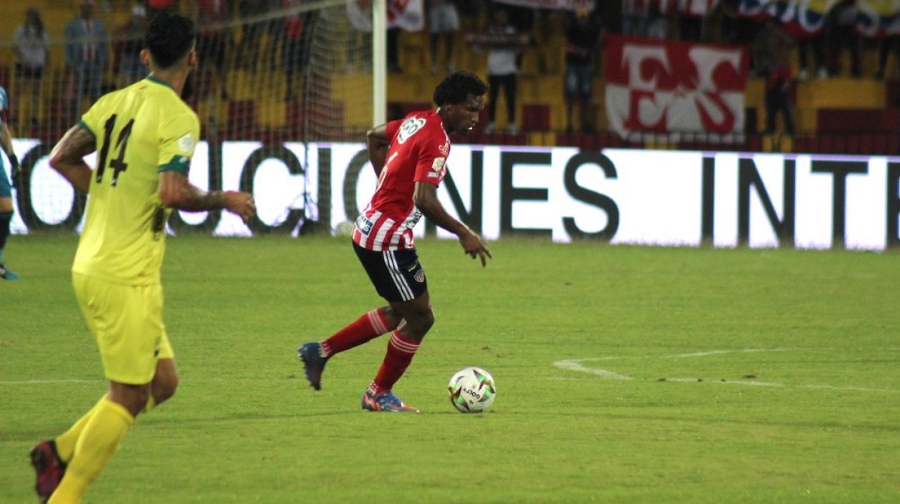 Didier Moreno controlando una llegada 'búcara' ante la marca de Michel Acosta.