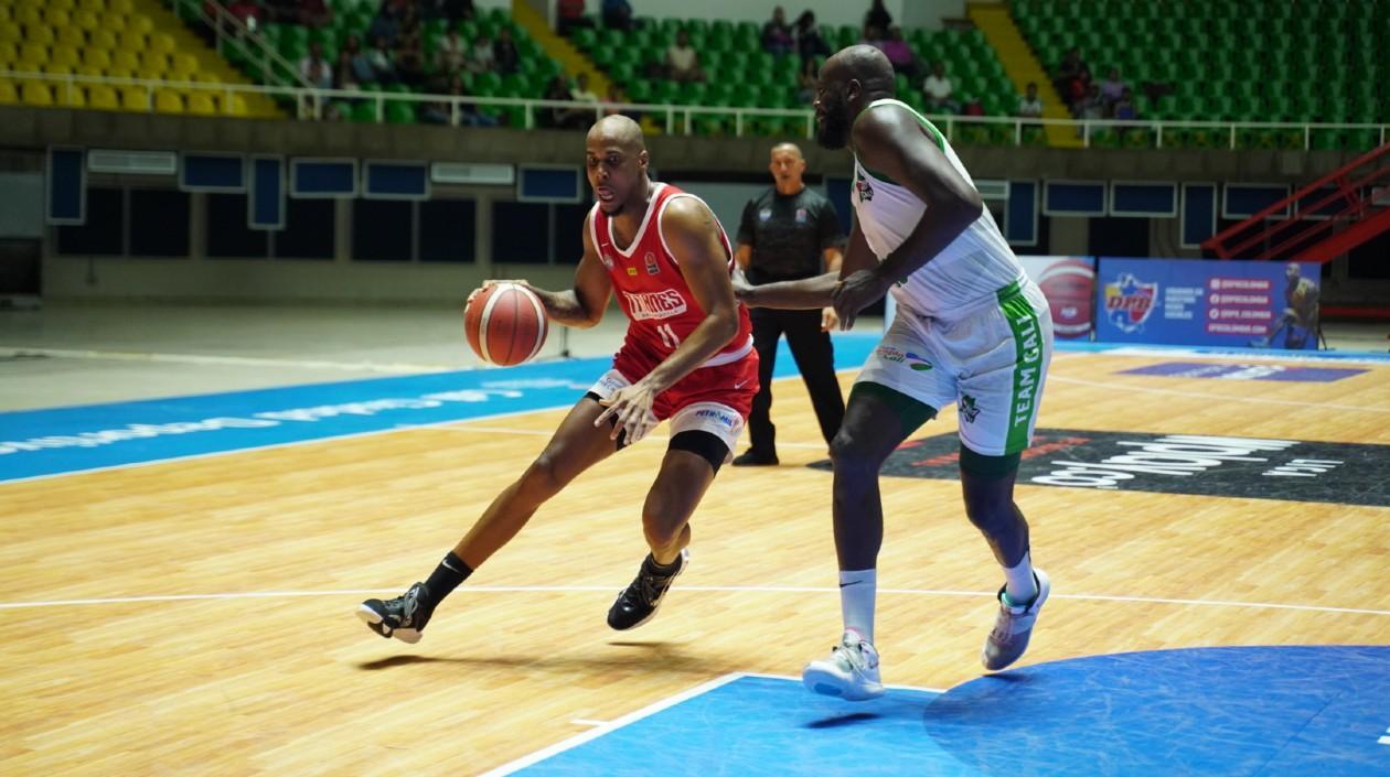 Ernesto Oglivie, poste titular de los Titanes. 