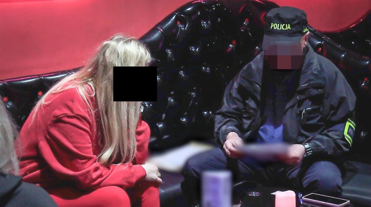 Policía polaca en uno de los prostíbulos.