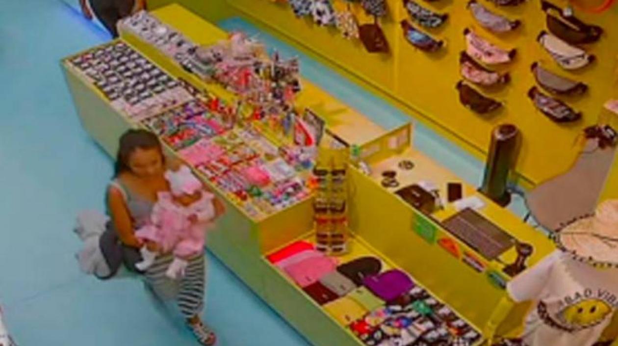 Imagen de la mujer con la bebé en el centro comercial.