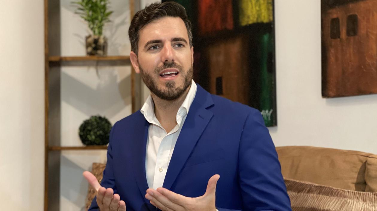 Víctor López, el asesor estrella de Rodolfo Hernández.