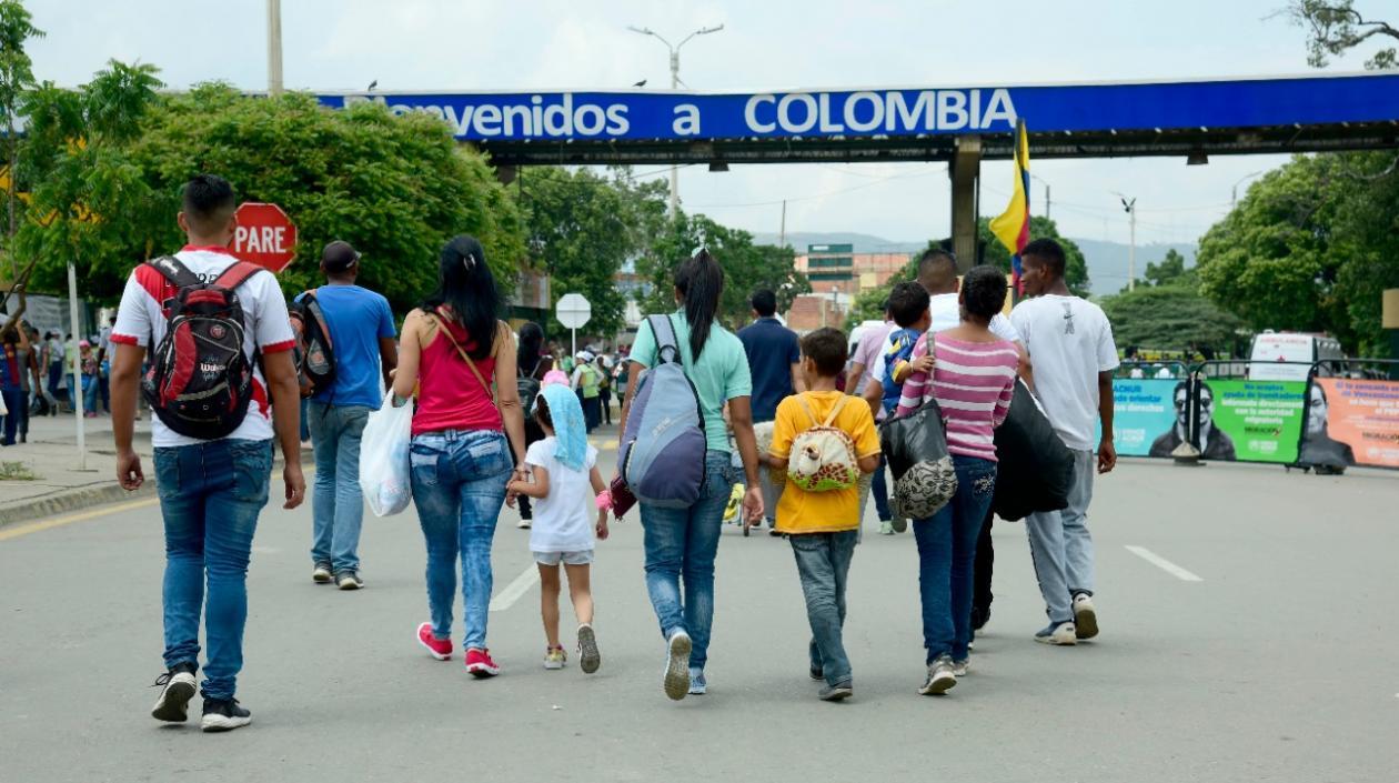 Migrantes venezolanos cruzan la frontero hacia Colombia. 