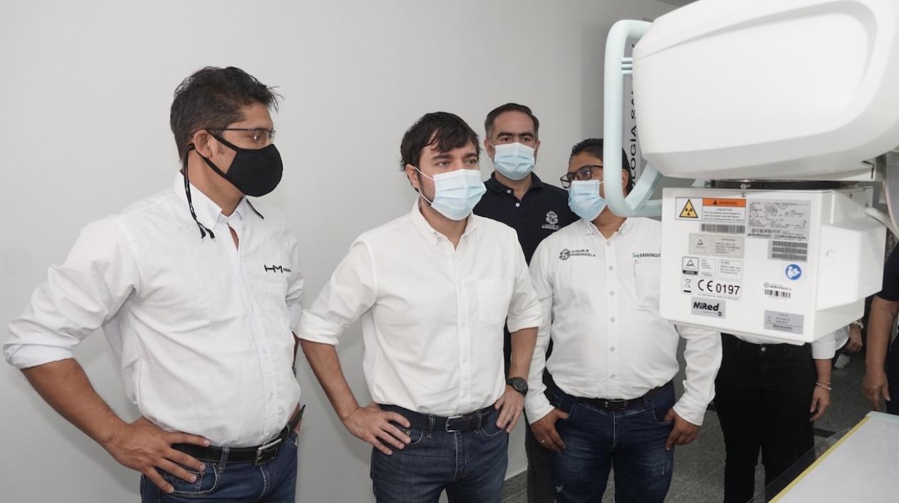 El Alcalde Jaime Pumarejo inspeccionando las instalaciones.