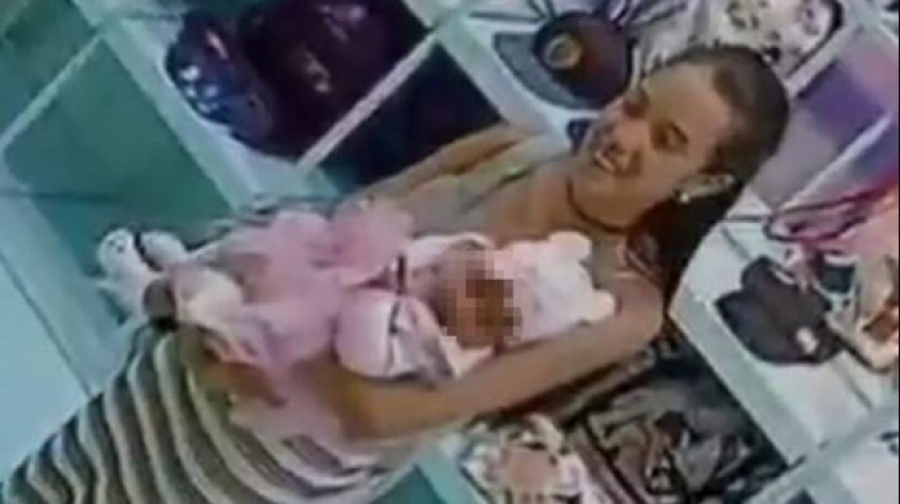 Imagen de la mujer y la bebé en el centro comercial,