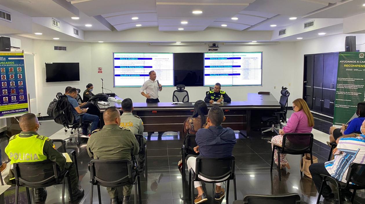 Líderes gremiales reunidos con la Policía y funcionarios de la Alcaldía. 