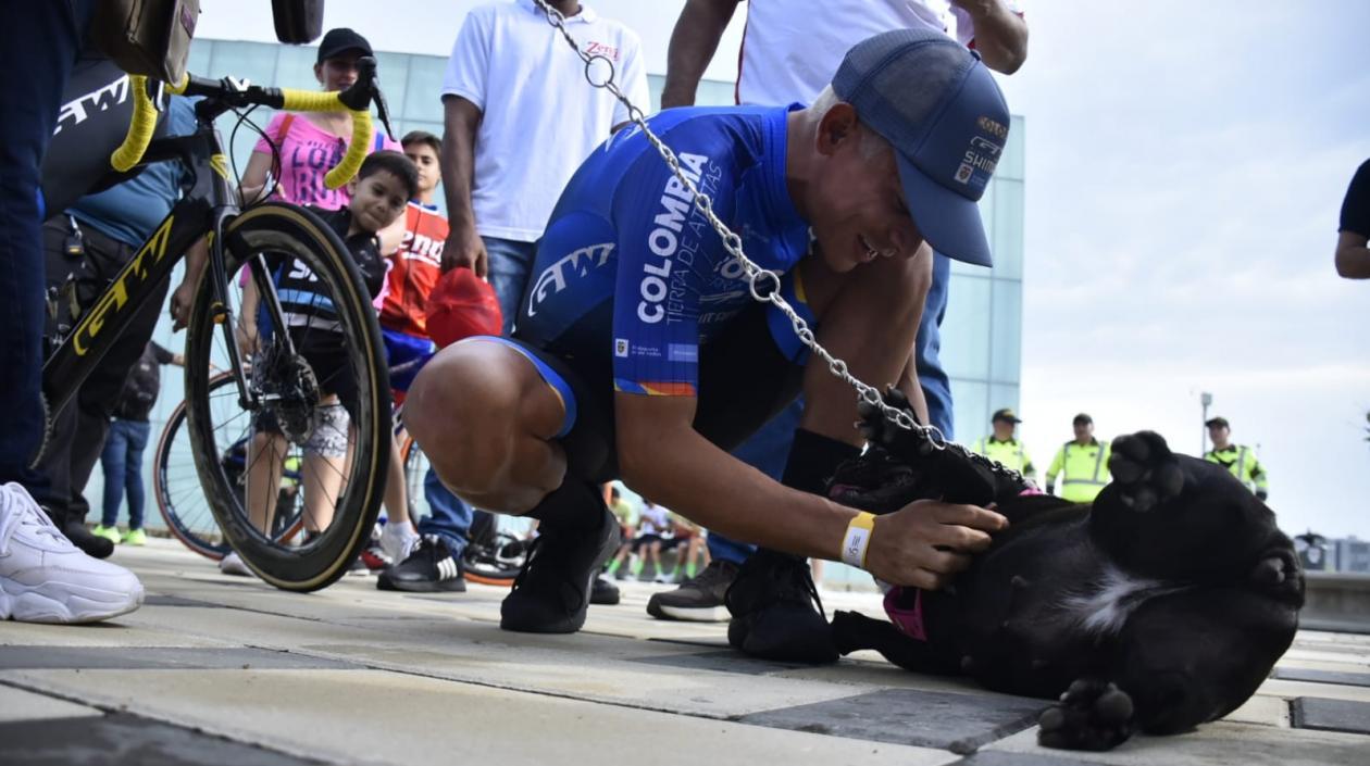 Nelson Soto consiente a su mascota. 