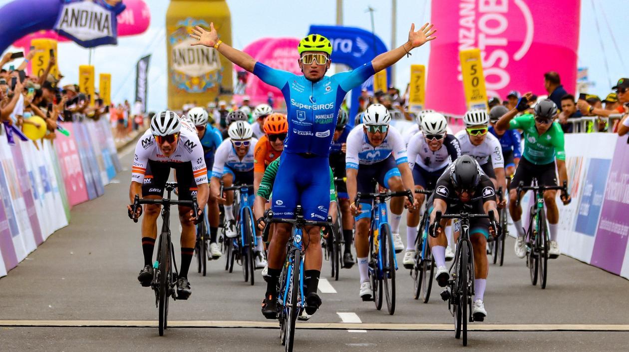 Luis Carlos Chía se impone en meta. 