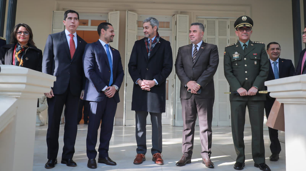 Marito Addo al lado de autoridades colombianas.