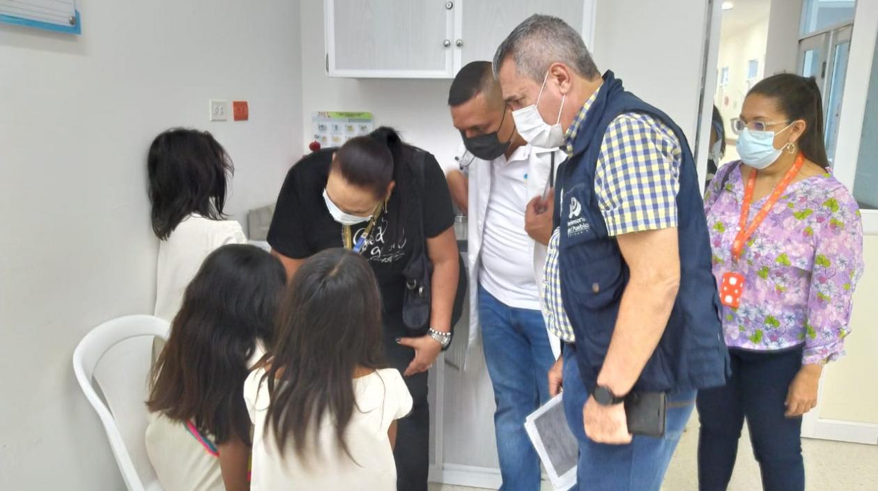 Tres de los cinco niños.