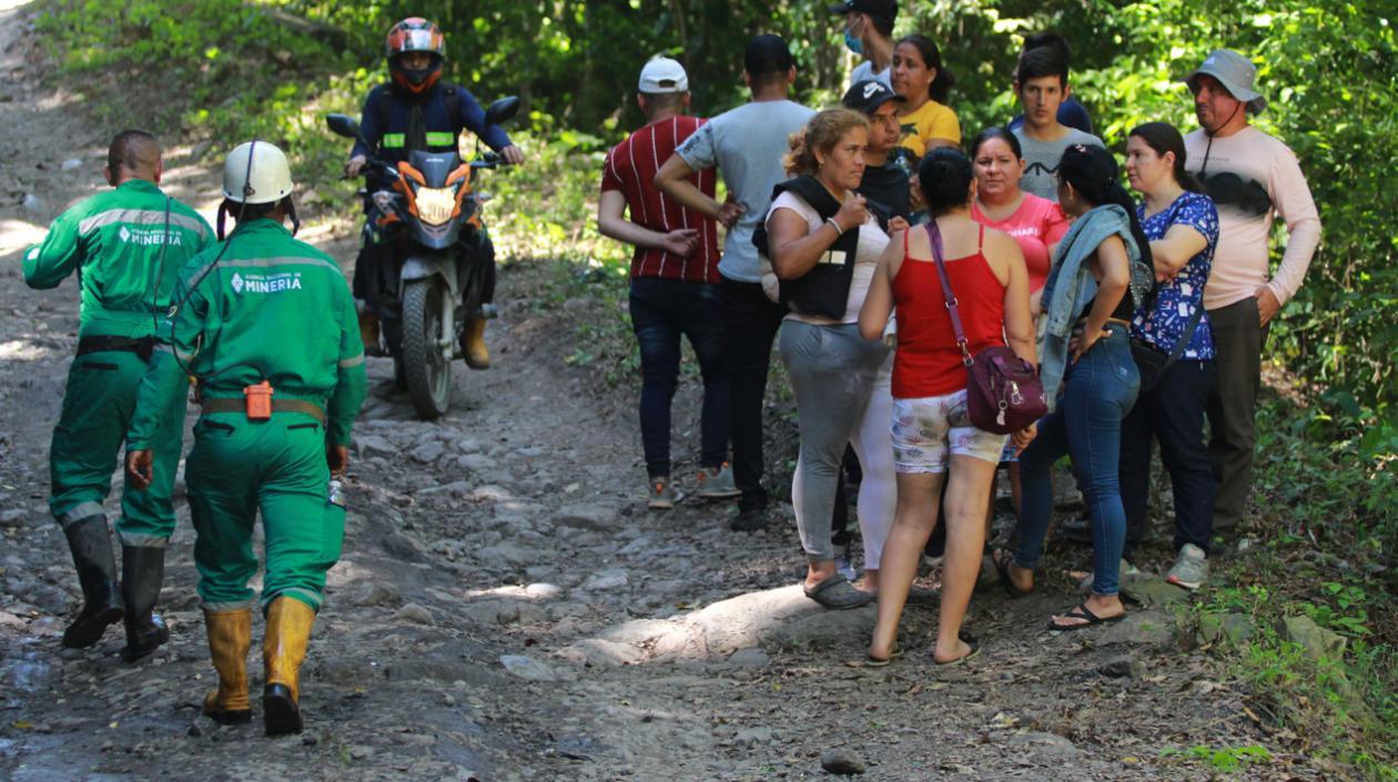 Los rescatistas y los familiares de los trabajadores.