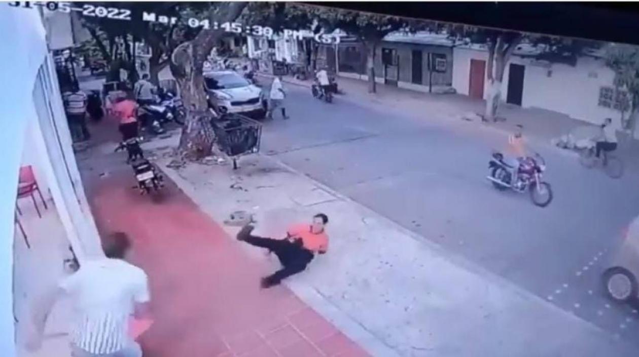 Momento en que el hombre intenta agredir a su expareja. 