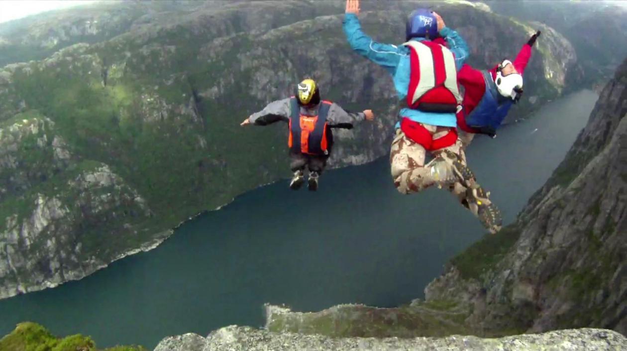 Practicantes del salto de base. 