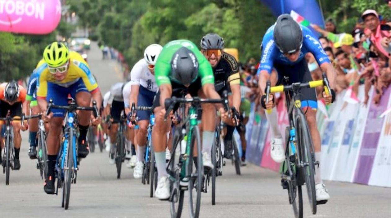 Nelson Soto cruza primero en la línea de meta. 