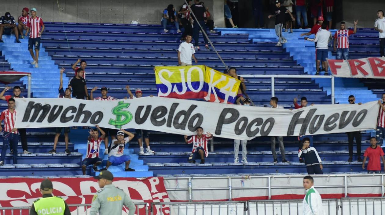 La bandera que mostraron en la tribuna sur.