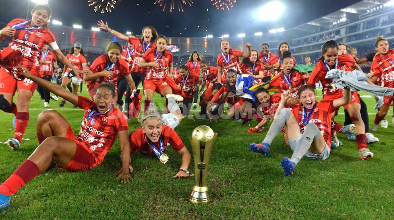 Jugadoras de América de Cali celebrando el título.